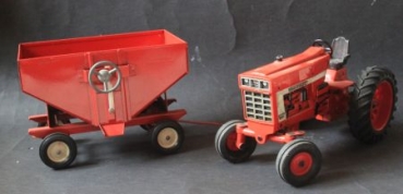 Ertl International Harvester 966 Farmall Tractor with Seedtrailer 1970 DieCast Model (4116)